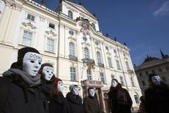 Protest proti kardinálu Dukovi