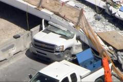 V Miami se nad šestiproudou silnicí zřítila betonová lávka