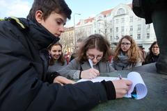 ŽIVĚ: Studenti vyšli ze škol. Promluví na náměstí Václava Havla