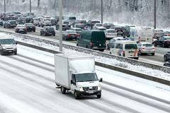 Sníh je všude: Na pláži, na růžích, zasypal i Einsteina