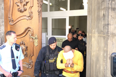 Třem Nizozemcům, kteří napadli číšníka v centru Prahy, uložil soud osmiměsíční podmínku