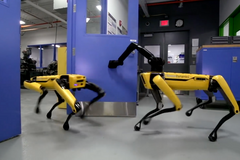 Robotický pes od Boston Dynamics si sám dokáže otevřít dveře