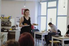 Deset minut po otvíračce je tu plno. Úspěšnou kavárnu můžete mít i na sídlišti