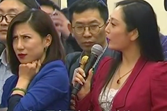 Čínská novinářka obrátila oči v sloup při otázce jiné reportérky. Úřady to cenzurovaly