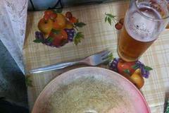 Laťku bizáru zatím nejvýše nastavila nádražka v Kojetíně, která blogerům naservírovala hotovku do létajícího talíře frisbee.