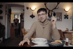 Zvěřinové hody uprostřed lesa. Hosté Kladské nedají dopustit na hříbkový krém