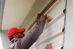 Lidé zajišťují svá obydlí před příchodem cyklonu Gita