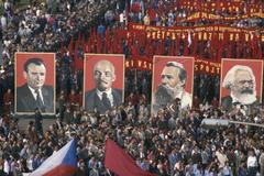 1. máj za socialismu průvod transparenty alegorické vozy