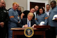 Donald Trump podepisuje dekret o zavedení cel na dovoz hliníku a oceli.