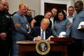 Donald Trump podepisuje dekret o zavedení cel na dovoz hliníku a oceli.