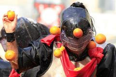 Italové každoročně svádějí tradiční pomerančovou bitvu v městečku Ivrea