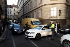 Taxikáři blokují provoz na pražském nábřeží.