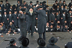 Když rabín tančí na stole: Proslulá chasidská dynastie si připomíná svého zakladatele