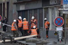 Stavba, která Pražanům ztrpčuje život. Na Husitské ulici je někdy čilý stavební ruch, jindy nikdo