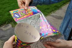 V papírové čepici byl vzkaz od čínského dělníka o nelidském zacházení