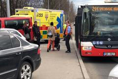 Policisté a záchranáři zasahují u hlášené střelby v autobuse MHD v Praze na Smíchově