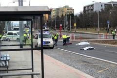 Auto srazilo čtyři lidi u obchodního centra v pražské Hostivaři. Dva zemřeli