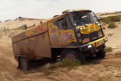 Macík plánoval opravu za jízdy. Pak tlumič vyměnili během minut