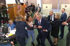 Na Miloše Zemana se ve volební místnosti vrhla polonahá aktivistka