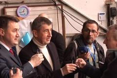 Vláda dorazila autobusem do Ralska. Babiše uvítali hruškovicí a chlebem se solí