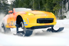 Nissan na dvoumístný sporťák nasadil lyže a pásy. Podívejte se, jak se s ním dá dovádět ve sněhu