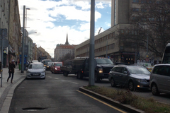 Žižkovu se raději vyhněte. Kvůli uzavírce v Husitské ulici se tvoří kolony