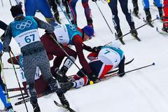 ZOH 2018, skiatlon: pád po startu (Denis Špicov, Andrej Larkov a Simen Hegstad Krüger)