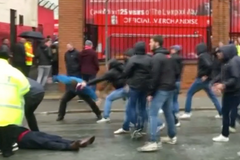 Fanoušci FC Liverpool a AS Řím se před zápasem Ligy mistrů porvali. Jeden měl v ruce i kladivo