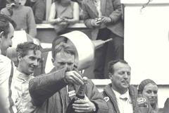 Dan Gurney se šampaňským v Le Mans 1967.