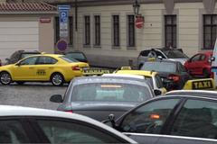 Několikadenní protest pokračuje. Taxikáři ucpali okolí pražského magistrátu