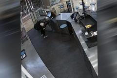 Peníze místo kávy. Muž si z pražské kavárny odnesl peníze i s pokladnou