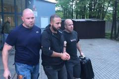 Policie vede v poutech skupinu cizinců, kteří napadli číšníka. Zadrželi je na na pražském letišti