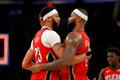 Anthony Davis (vlevo) slaví s DeMarcusem Cousinsem výhru New Orleans nad New Yorkem