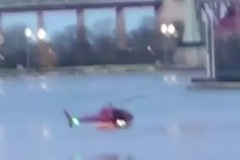 Vrtulník Eurocopter AS350 dosedá na hladinu East River a částečně se potápí