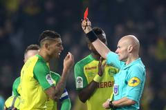 Sudí Tony Chapron vylučuje obránce Nantes Diega Carlose