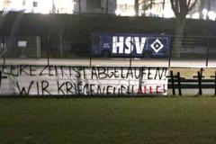 Kříže před stadionem Hamburku