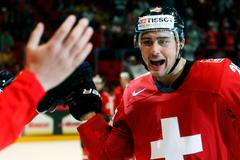 Nino Niederreiter slaví branku v semifinále MS 2013