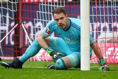 Překonaný brankář Christian Mathenia z Hamburku v zápase proti Bayernu.