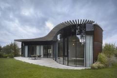 Dům má tvar srdce. Ze všech jeho místností se dostanete přímo do zahrady