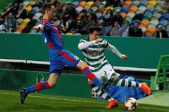 Radim Řezník (vlevo) bojuje s Marcosem Acuňou ze Sportingu Lisabon