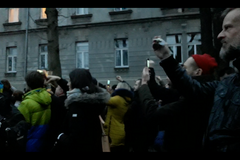 Před slovenskou ambasádou v Praze demonstranti cinkali klíči a zpívali hymnu