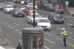 Jeli moc pomalu. Policisté zastavili první protestující taxikáře