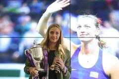 Petra Kvitová s trofejemi z turnajů v Petrohradu a Dauhá 2018