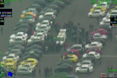 Strahov se změnil v obří parkoviště. Policejní vrtulník hlídá protest taxikářů