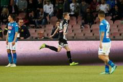 Jakub Jankto střílí branku do sítě Neapole