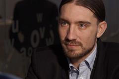 Když nemáte na nové kalhoty a úspory víc jak 10 tisíc, výhody demokracie neřešíte, říká Buchtík