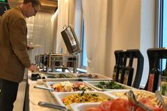 Spousta zeleniny, buřty na pivu a samozřejmě řízky. Tak to vypadalo ve volebních štábech