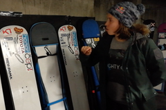 Eva Samková ve videoblogu ukázala svoji mazárnu snowboardů