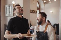 Přes den meníčka a večer vrcholná gastronomie. Servírují tu i koně