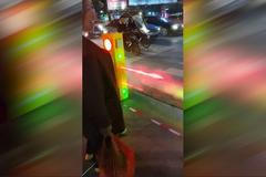 Neposlušné chodce zastaví vodní pára. V Číně testují bezpečnostní semafor s překvapivou výstrahou